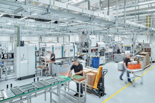 Завод по производству аккумуляторов STIHL в Вайблингене производит ранцевые аккумуляторы для профессионального использования.